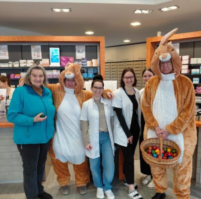 Blindenmarkter Osterhasen verteilen wieder Ostereier an Kunden