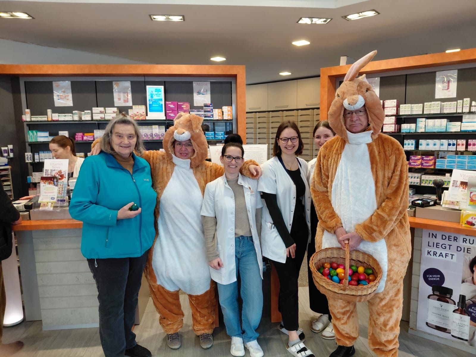Blindenmarkter Osterhasen verteilen wieder Ostereier an Kunden
